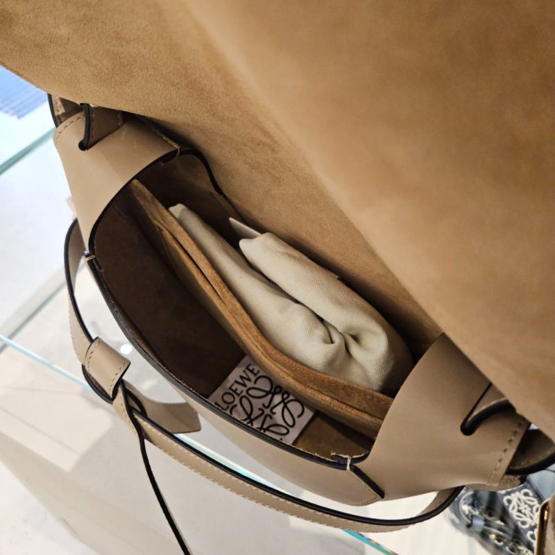 Loewe 柔軟小牛皮緹花小號 Gate 包 沙色-7
