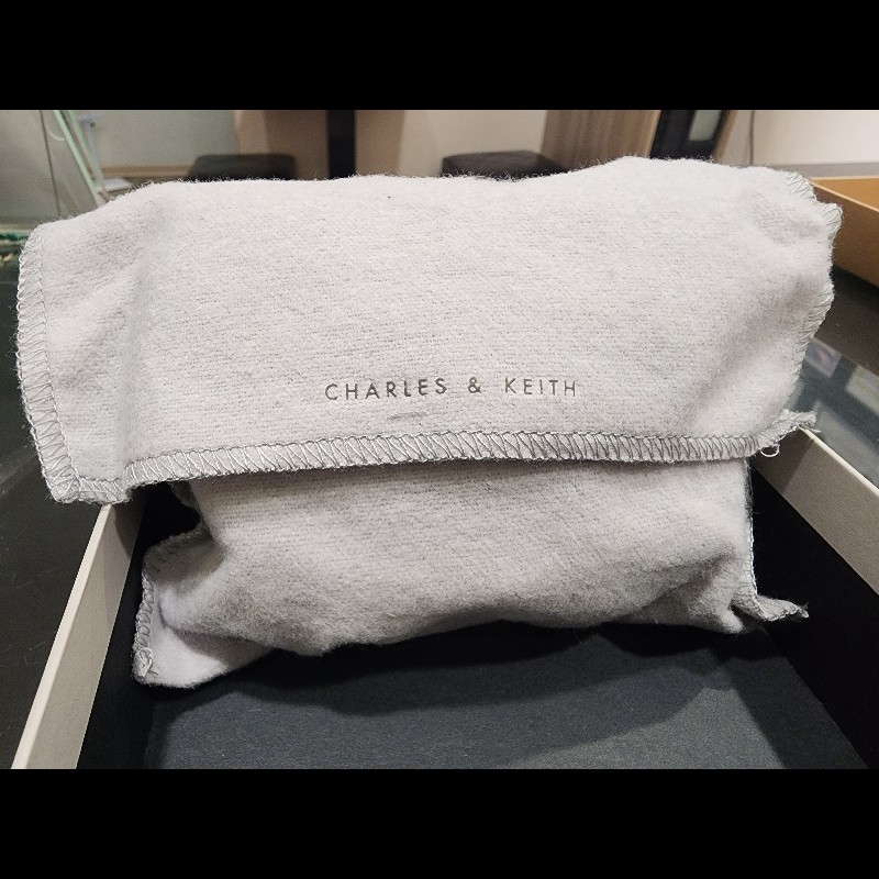 CHARLES & KEITH Micro Gabine 菱格馬鞍包-1