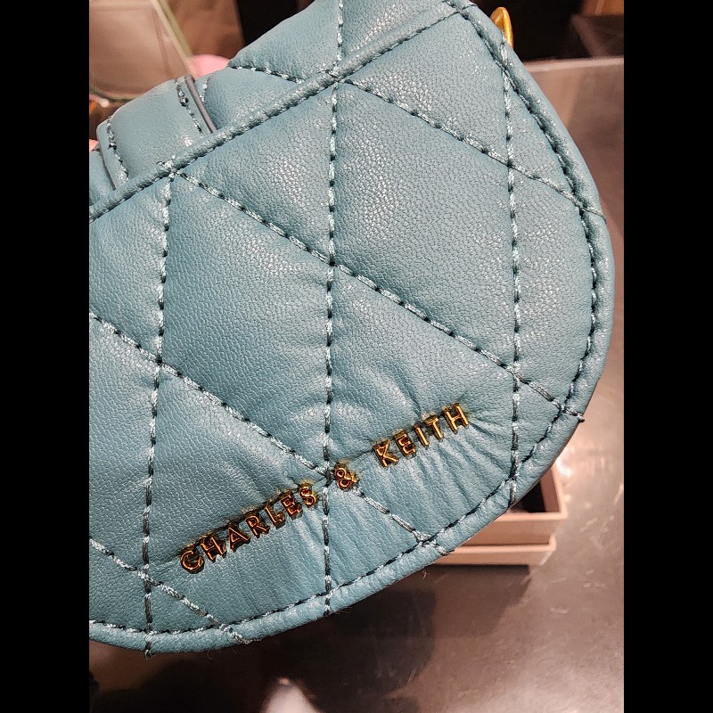 CHARLES & KEITH Micro Gabine 菱格馬鞍包-7