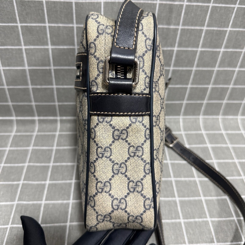 Gucci 古馳 經典老花郵差包 米白色配深藍色肩帶 底長19-3