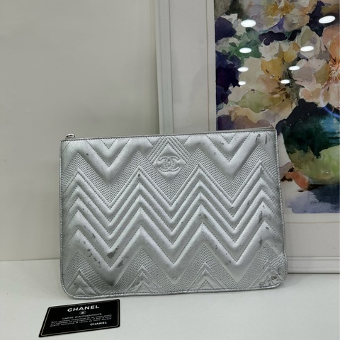 Chanel 香奈兒 銀色手拿包 21開 時間久皮有點瑕疵