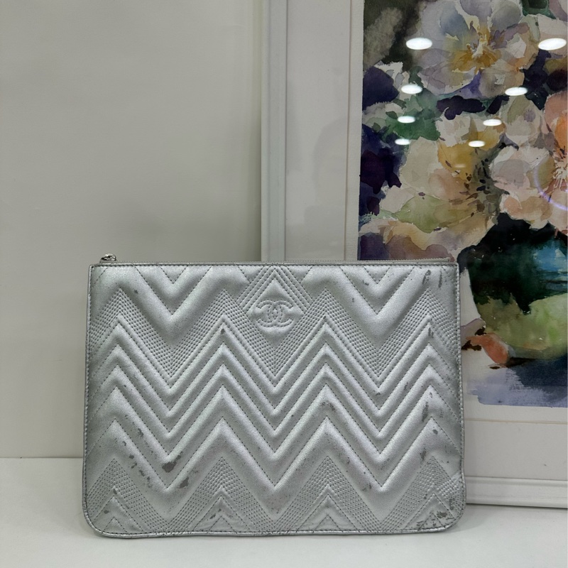 Chanel 香奈兒 銀色手拿包 21開 時間久皮有點瑕疵-1