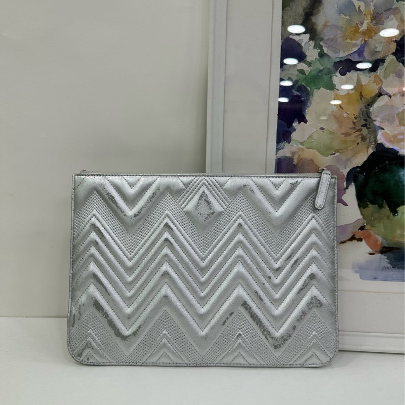 Chanel 香奈兒 銀色手拿包 21開 時間久皮有點瑕疵-2