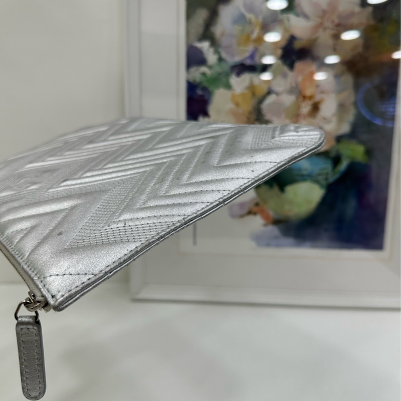 Chanel 香奈兒 銀色手拿包 21開 時間久皮有點瑕疵-3