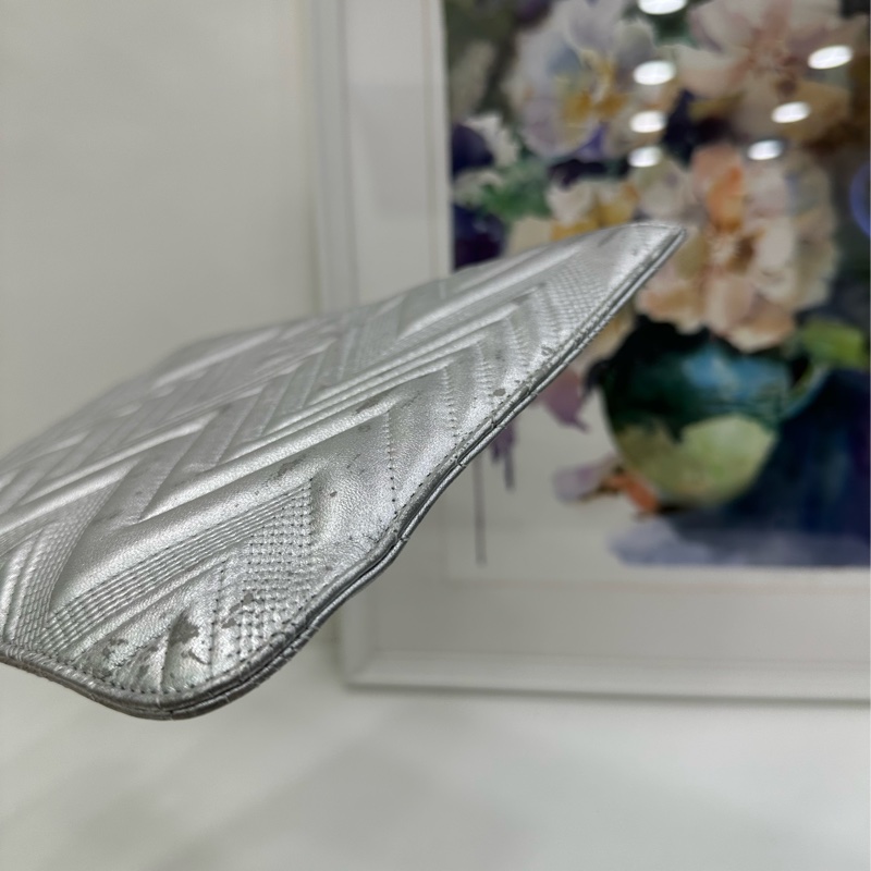 Chanel 香奈兒 銀色手拿包 21開 時間久皮有點瑕疵-4