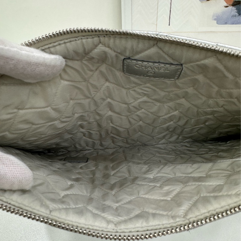 Chanel 香奈兒 銀色手拿包 21開 時間久皮有點瑕疵-5