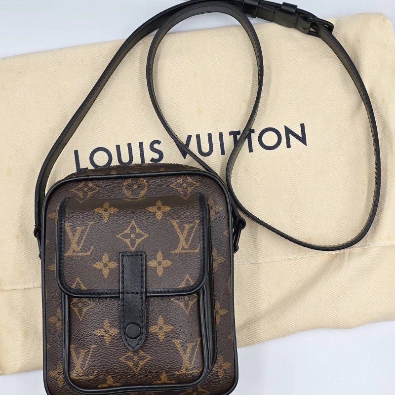 LV 老花斜背手機隨身包-0