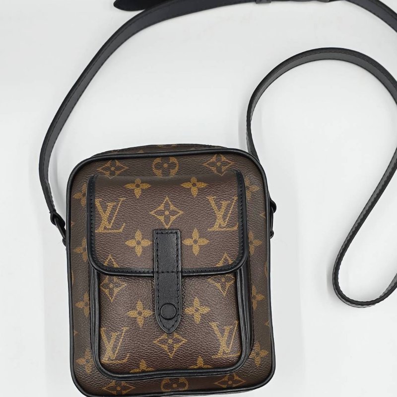 LV 老花斜背手機隨身包-1