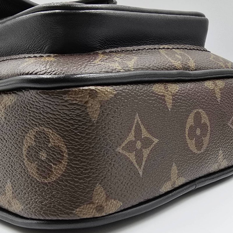 LV 老花斜背手機隨身包-2