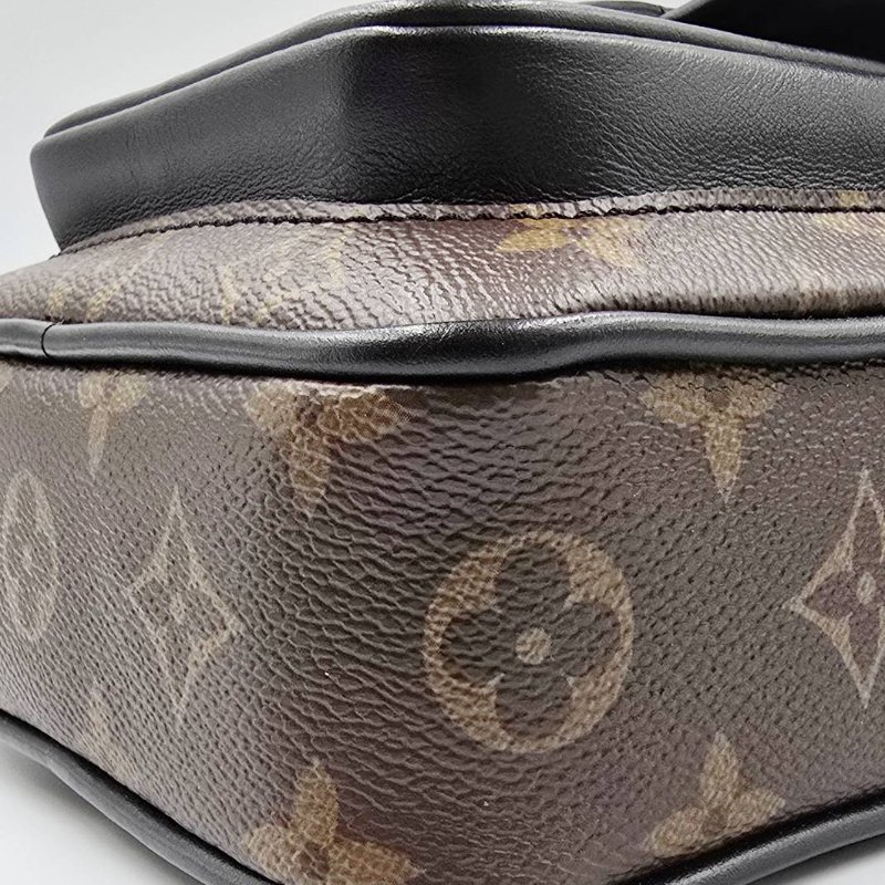 LV 老花斜背手機隨身包-3