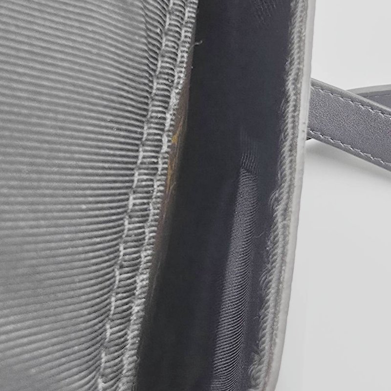 LV 老花斜背手機隨身包-4