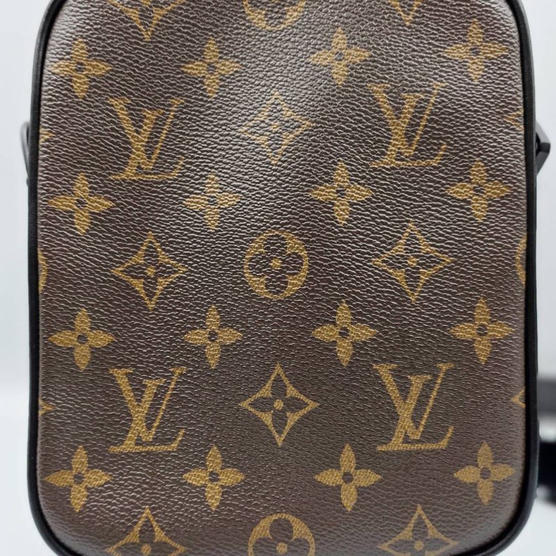 LV 老花斜背手機隨身包-6