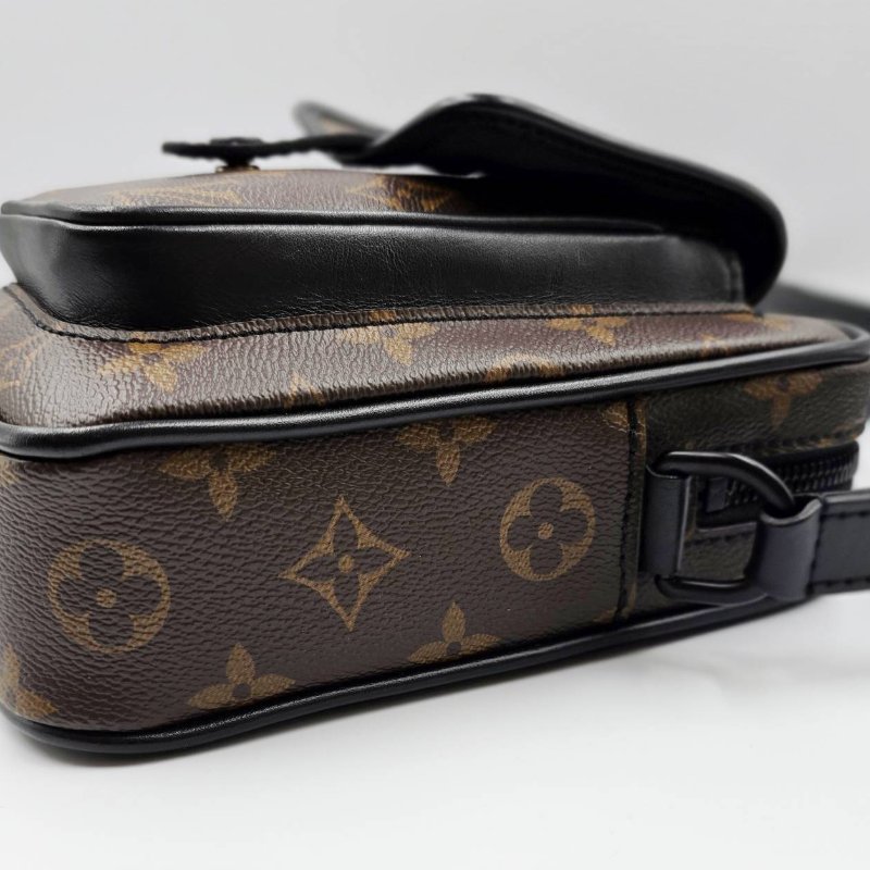 LV 老花斜背手機隨身包-7