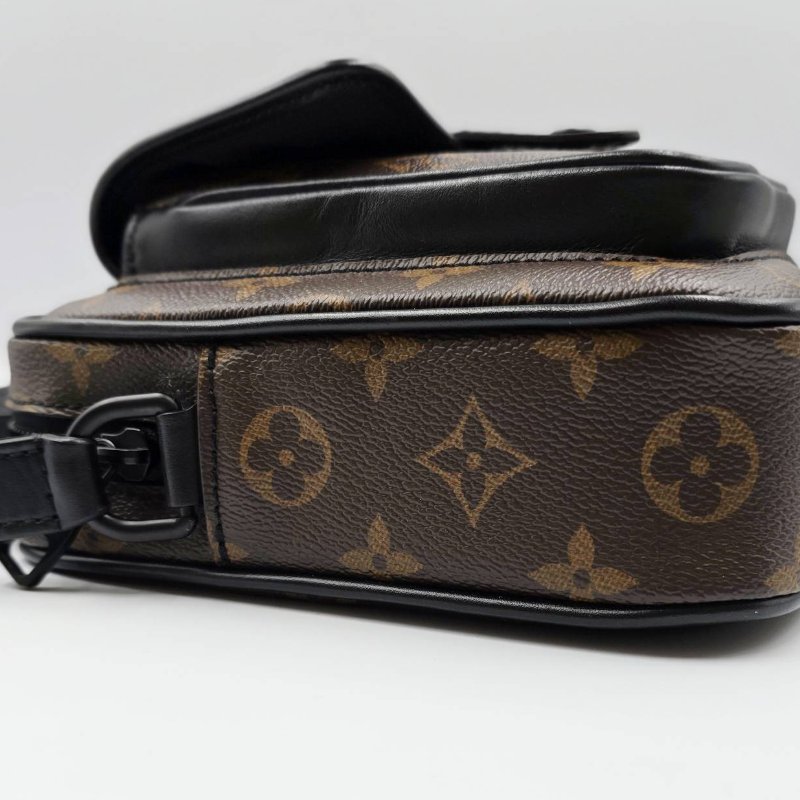 LV 老花斜背手機隨身包-8