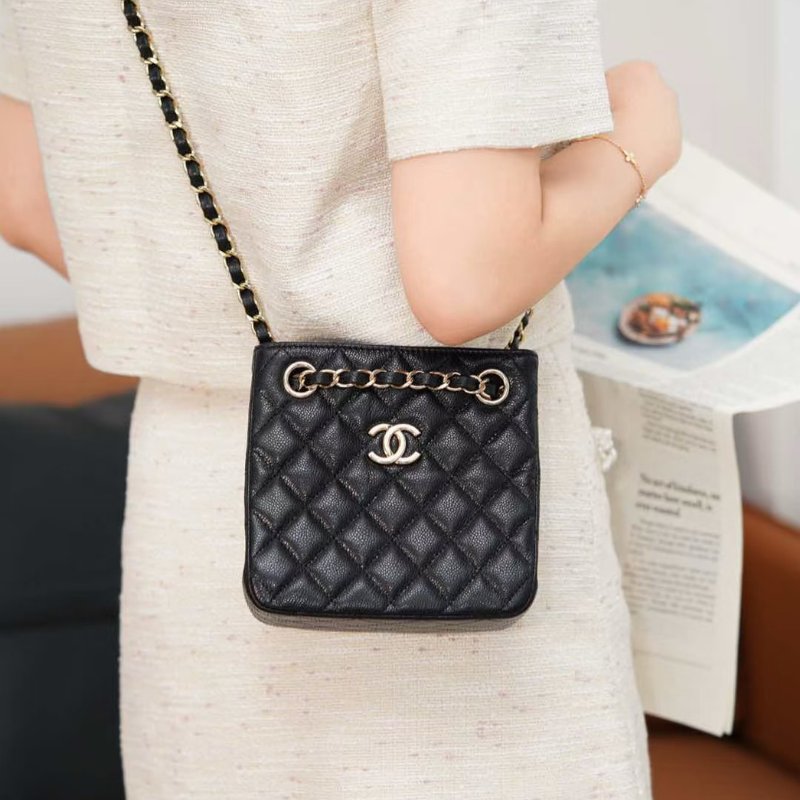 CHANEL Mini tote粒面牛皮水桶包 - 黑金-9