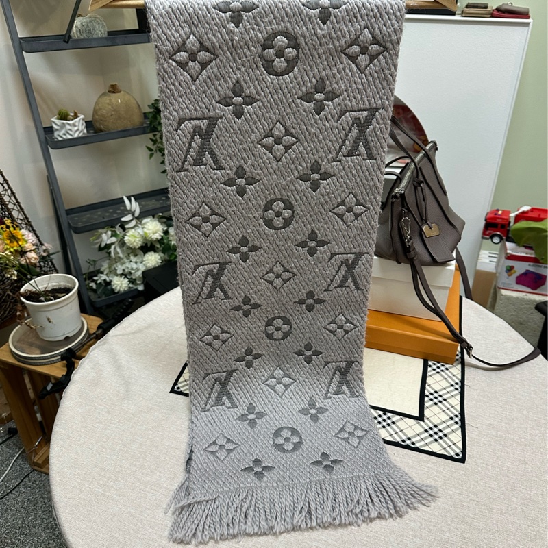Louis Vuitton 羊毛灰圍巾-1