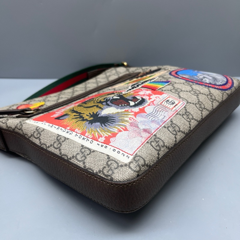 GUCCI 古馳 老花虎頭飛碟徽章郵差包 尺寸28*27-3