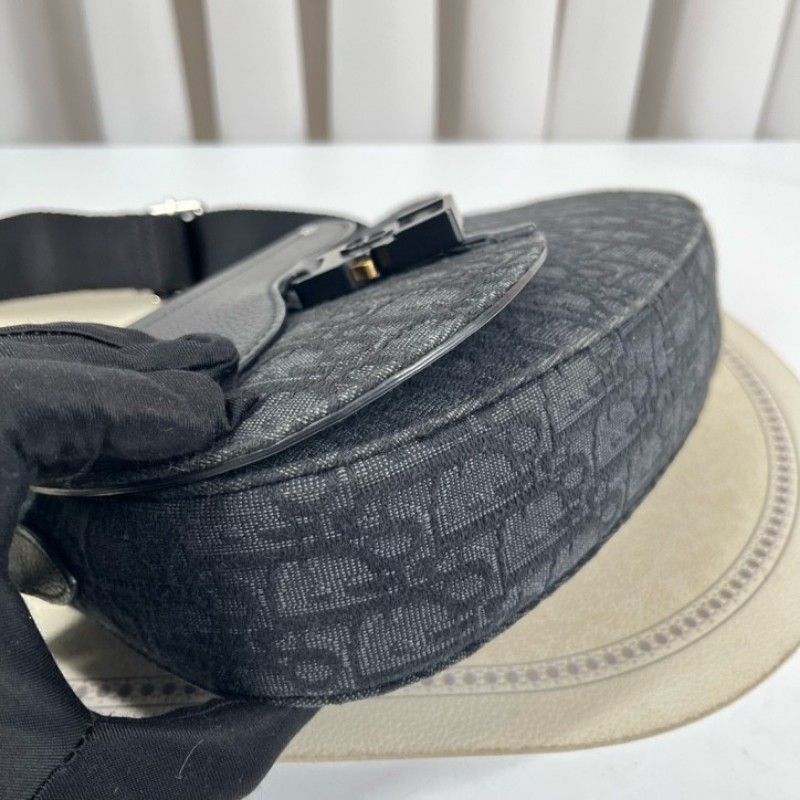 DIOR迪奧 黑色老花馬鞍信使包 肩帶是Dior標誌尼龍 內裡乾淨 容量日常夠用 手機錢包都能放-9