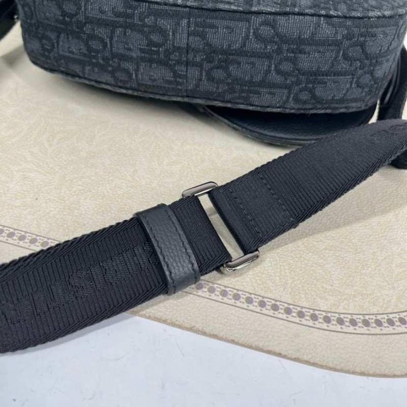 DIOR迪奧 黑色老花馬鞍信使包 肩帶是Dior標誌尼龍 內裡乾淨 容量日常夠用 手機錢包都能放-17