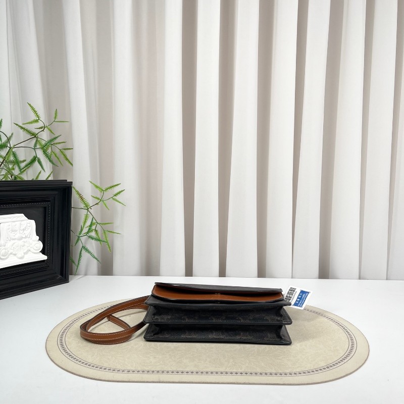 Celine賽琳 雙蓋woc信封單肩斜挎包 包型立挺 經典老花設計 適合日常通勤使用-4