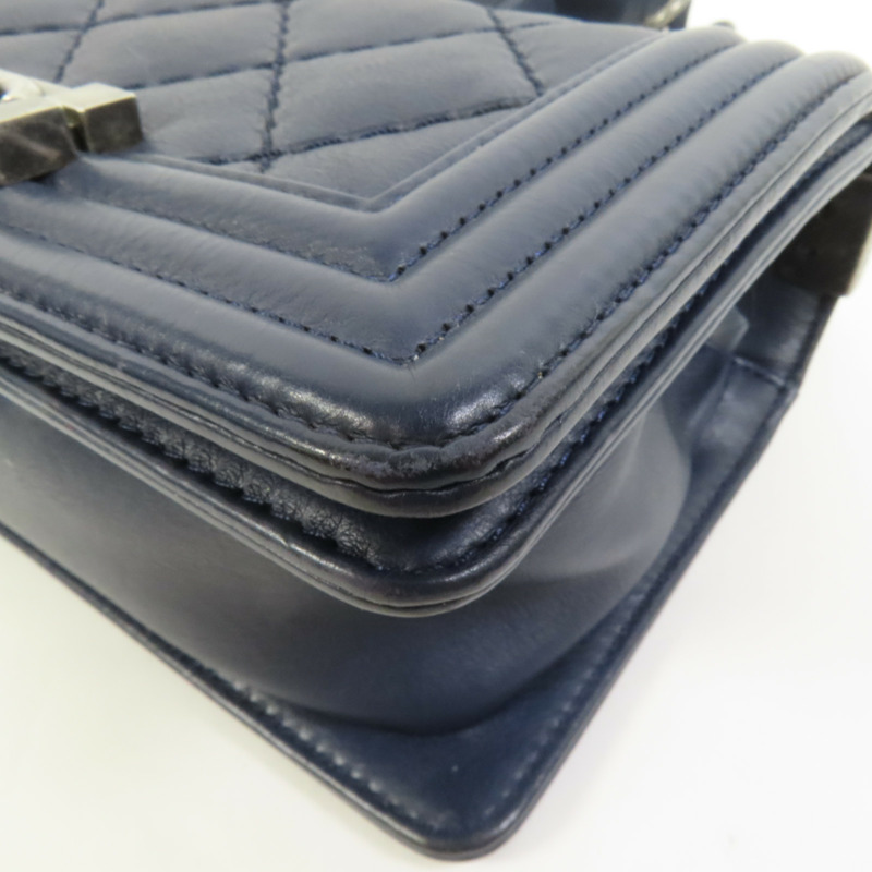 CHANEL 牛皮皮革Boy 20鏈帶肩背袋-12