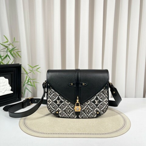 LV路易威登 1854系列SAUMUR限量馬鞍包 金鎖鎖頭包郵差包單肩斜挎包 黑色光面牛皮拼接刺繡 經典復古印花 包型立挺