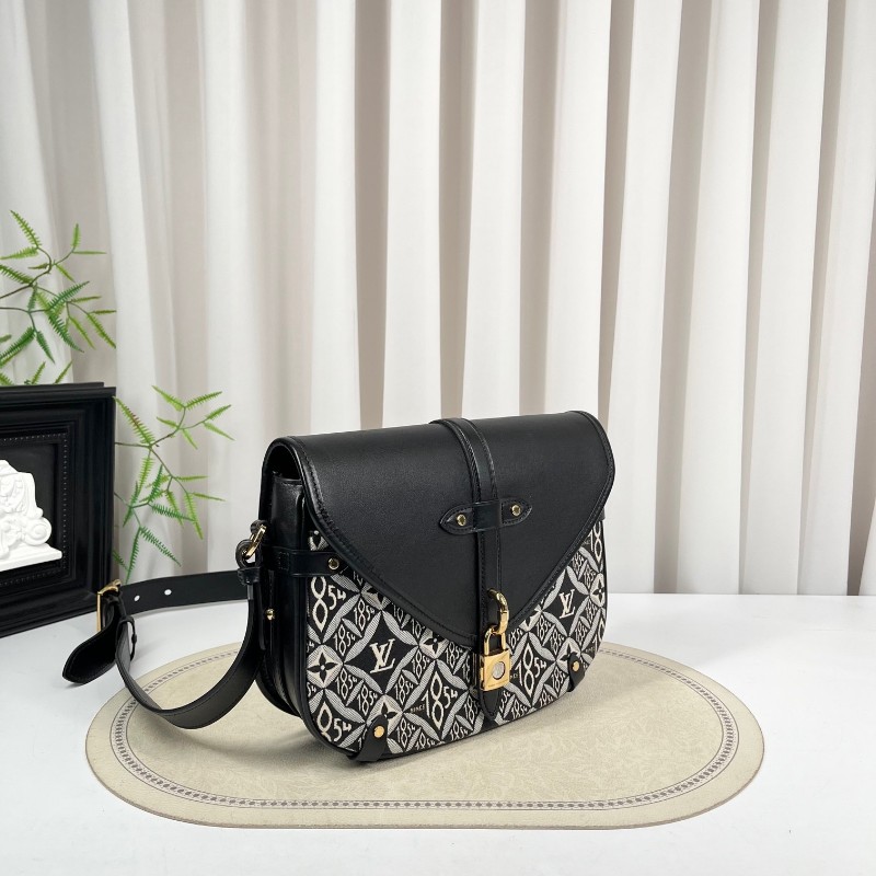 LV路易威登 1854系列SAUMUR限量馬鞍包 金鎖鎖頭包郵差包單肩斜挎包 黑色光面牛皮拼接刺繡 經典復古印花 包型立挺-2