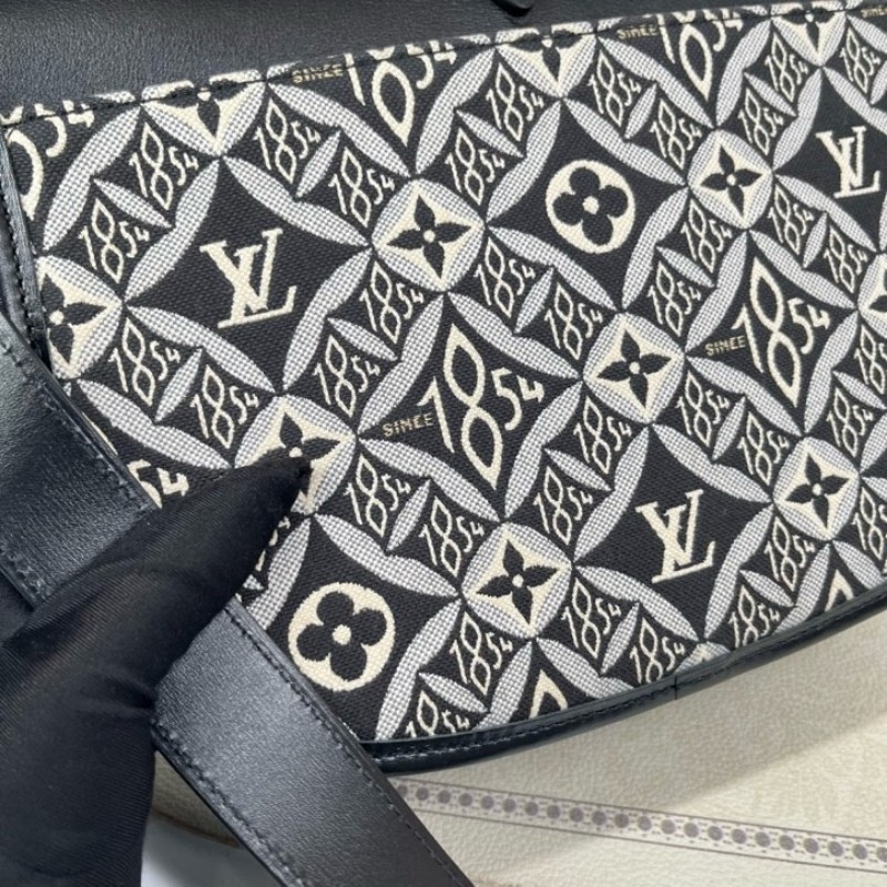 LV路易威登 1854系列SAUMUR限量馬鞍包 金鎖鎖頭包郵差包單肩斜挎包 黑色光面牛皮拼接刺繡 經典復古印花 包型立挺-8