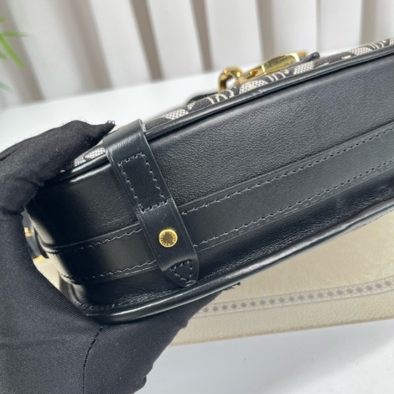 LV路易威登 1854系列SAUMUR限量馬鞍包 金鎖鎖頭包郵差包單肩斜挎包 黑色光面牛皮拼接刺繡 經典復古印花 包型立挺-11