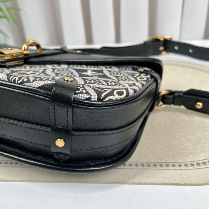 LV路易威登 1854系列SAUMUR限量馬鞍包 金鎖鎖頭包郵差包單肩斜挎包 黑色光面牛皮拼接刺繡 經典復古印花 包型立挺-12