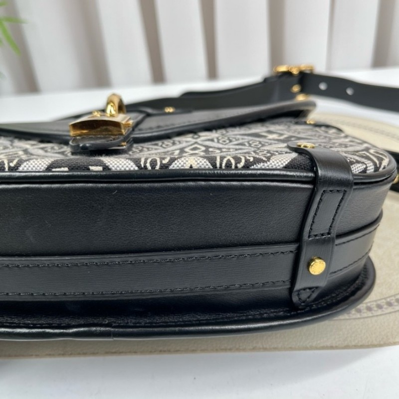 LV路易威登 1854系列SAUMUR限量馬鞍包 金鎖鎖頭包郵差包單肩斜挎包 黑色光面牛皮拼接刺繡 經典復古印花 包型立挺-13