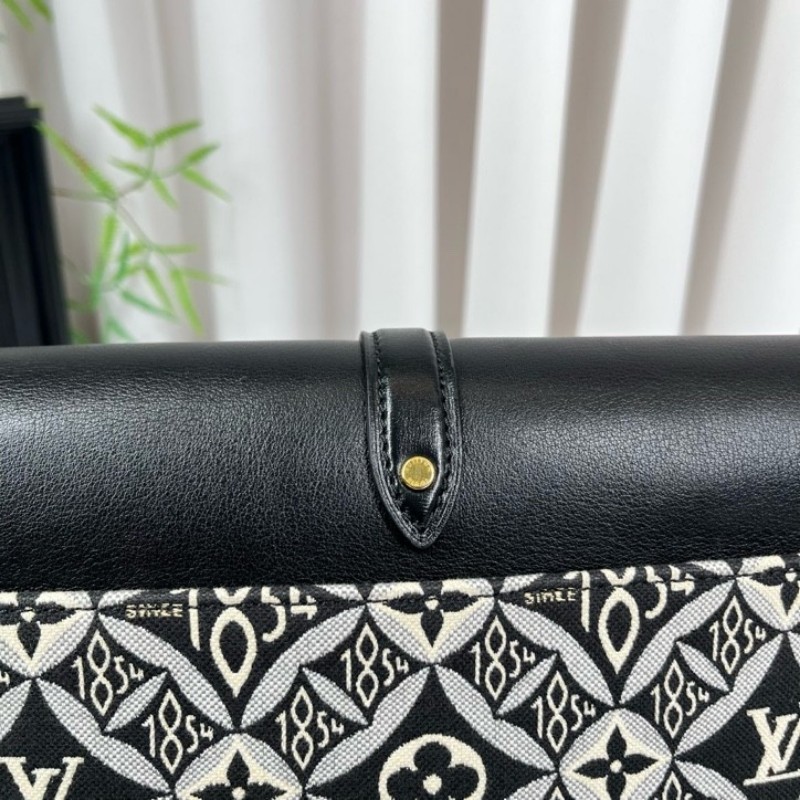 LV路易威登 1854系列SAUMUR限量馬鞍包 金鎖鎖頭包郵差包單肩斜挎包 黑色光面牛皮拼接刺繡 經典復古印花 包型立挺-17