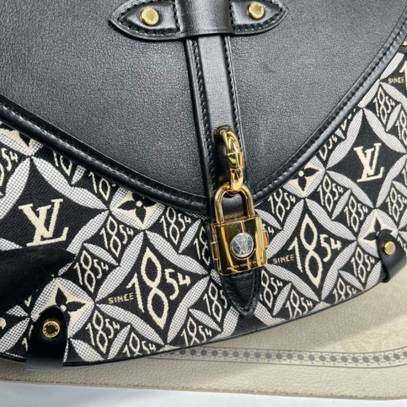 LV路易威登 1854系列SAUMUR限量馬鞍包 金鎖鎖頭包郵差包單肩斜挎包 黑色光面牛皮拼接刺繡 經典復古印花 包型立挺-21