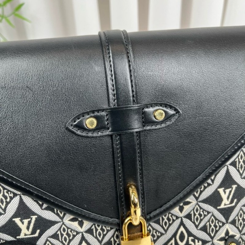 LV路易威登 1854系列SAUMUR限量馬鞍包 金鎖鎖頭包郵差包單肩斜挎包 黑色光面牛皮拼接刺繡 經典復古印花 包型立挺-22