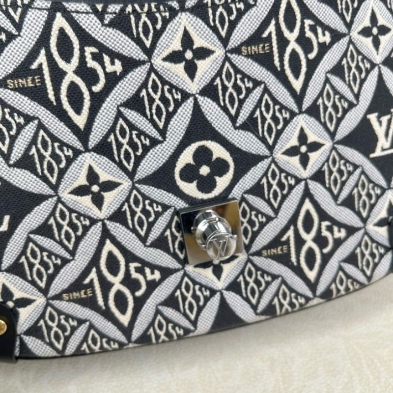 LV路易威登 1854系列SAUMUR限量馬鞍包 金鎖鎖頭包郵差包單肩斜挎包 黑色光面牛皮拼接刺繡 經典復古印花 包型立挺-23