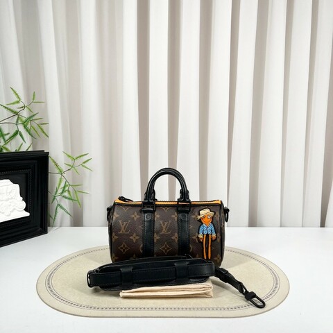 LV路易威登 無芯片 秀款稻草人 keepall nano 老花單肩斜挎包 經典Monogram老花 容量實用 日常百搭 男女都能背