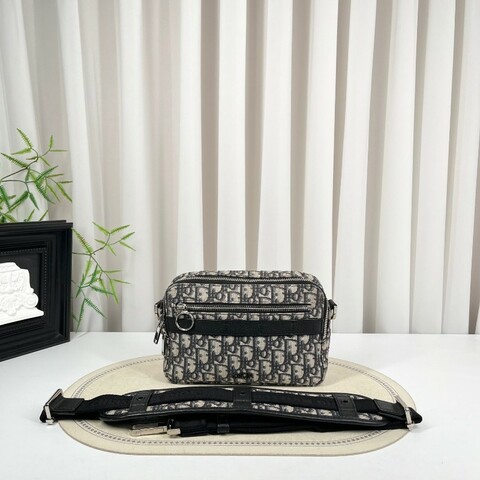 DIOR迪奧 老花帆布銀扣safari相機包郵差包單肩斜挎包 容量適中 肩帶可調節 適合日常通勤使用