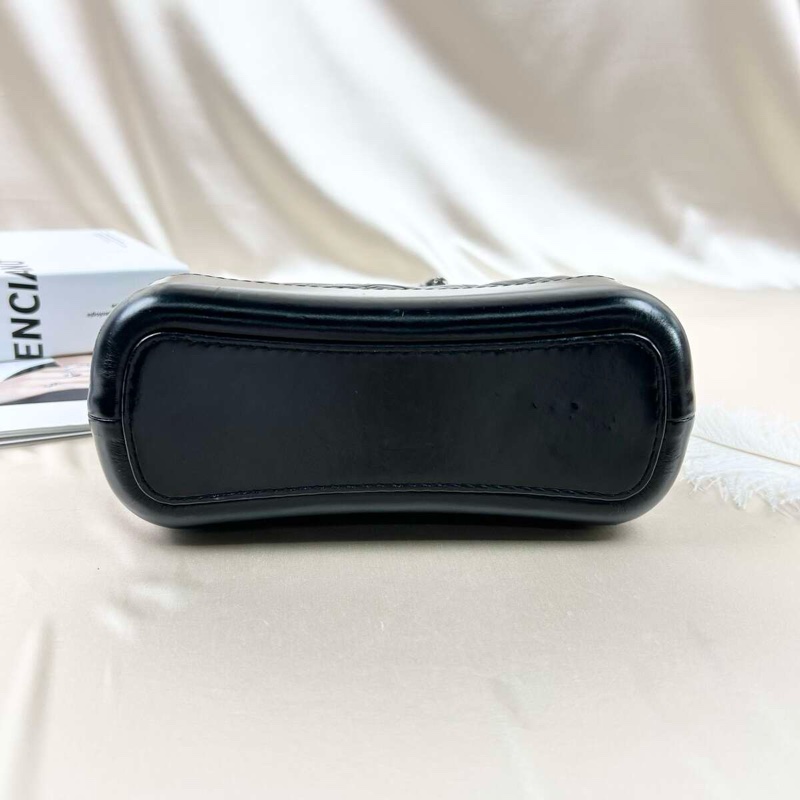 Chanel香奈兒 小號流浪包流浪包黑色v紋-5