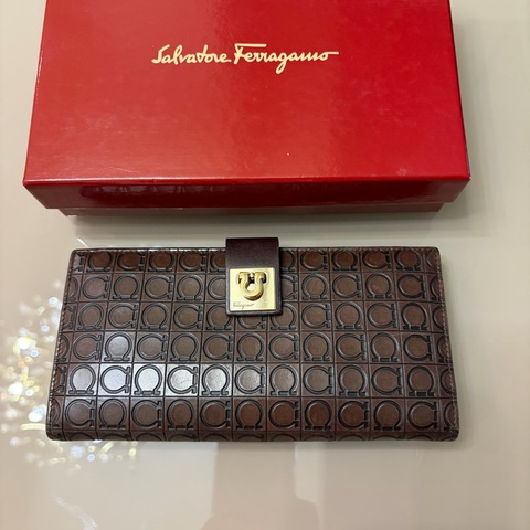 Ferragamo 滿版Logo壓紋長夾