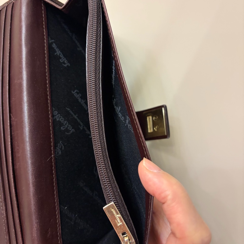 Ferragamo 滿版Logo壓紋長夾-9