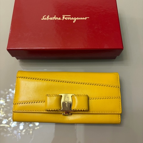 Ferragamo 芥末黃蝴蝶結Logo長夾