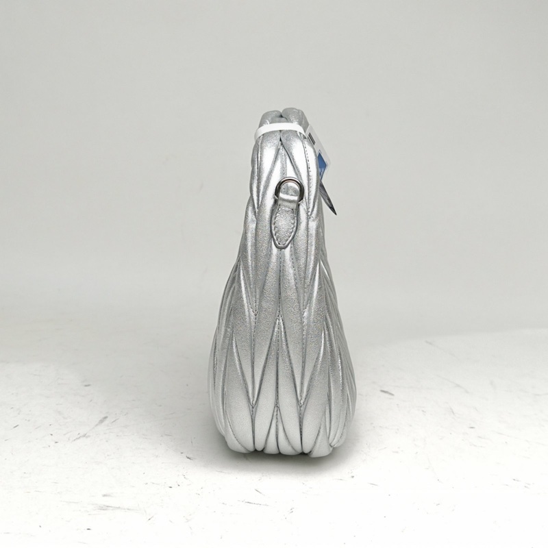 MIUMIU Matelasse褶皺腋下包HOBO銀色羊皮-1