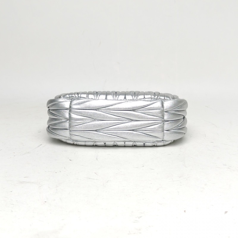 MIUMIU Matelasse褶皺腋下包HOBO銀色羊皮-3