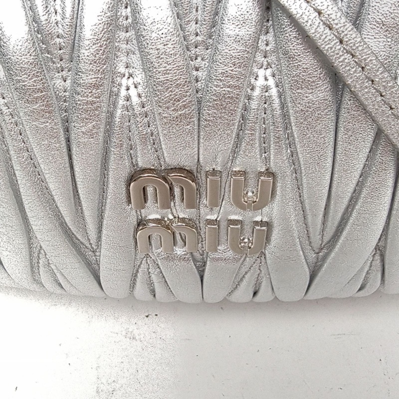 MIUMIU Matelasse褶皺腋下包HOBO銀色羊皮-4