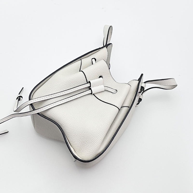 LOEWE 白色銀扣 mini 抽繩吊床包14*20*11 98新配件塵袋-3