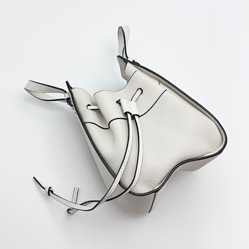 LOEWE 白色銀扣 mini 抽繩吊床包14*20*11 98新配件塵袋-4