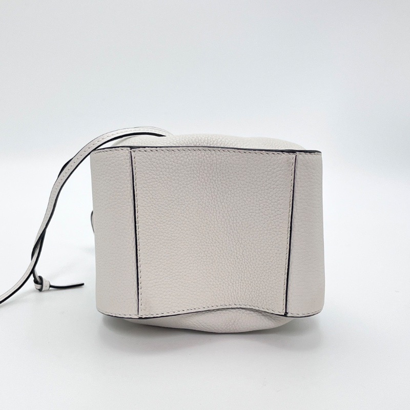 LOEWE 白色銀扣 mini 抽繩吊床包14*20*11 98新配件塵袋-6