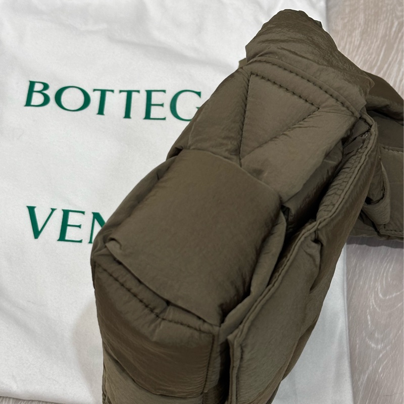 全新BV Bottega Veneta Small Padded Cassette 尼龍斜背包-4