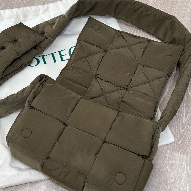 全新BV Bottega Veneta Small Padded Cassette 尼龍斜背包-5