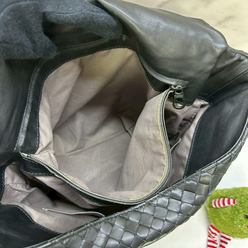 BV 小羊皮翻蓋郵差包-5